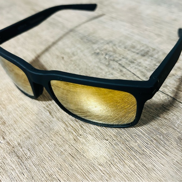 Roka Braker

Black and Gold Sunglasses with Rectangular Frame and Vibrant Lenses - Picture 1 of 5